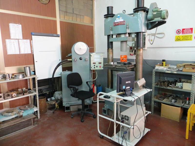 Hydraulic press for compression tests up to 300 ton